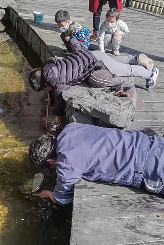 实施“足不出户”封闭前,孩子们好奇地看着工程抢修设备。.jpg 实施“足不出户”封闭前,孩子们好奇地看着工程抢修设备。.jpg