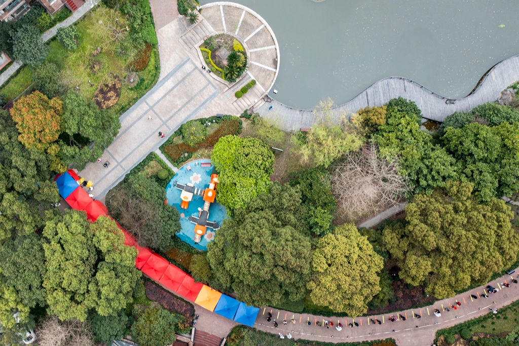 排队等待检测的队伍蜿蜒如彩虹。.jpg 排队等待检测的队伍蜿蜒如彩虹。.jpg