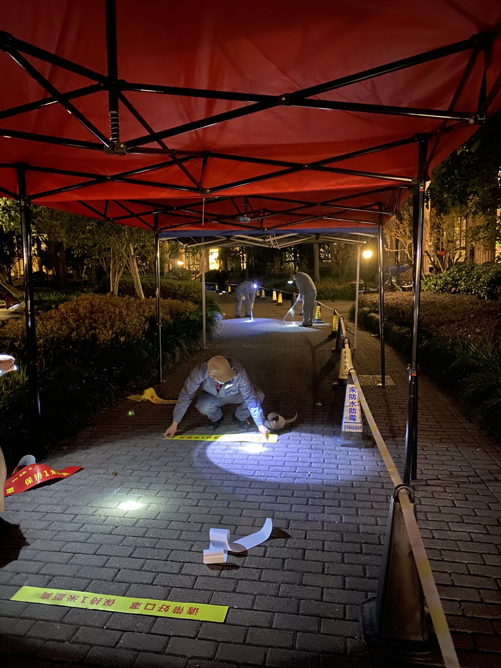 夜幕下依然忙碌的工作人员。.jpg 夜幕下依然忙碌的工作人员。.jpg