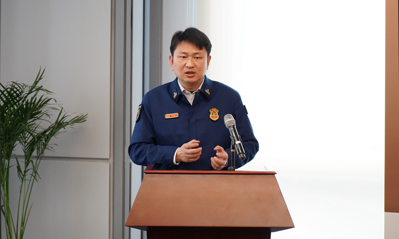 浦东新区陆家嘴消防救援大队专业技术三级指挥长、工程师刘明作专题讲座.JPG